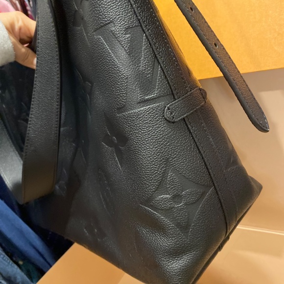 NEW Louis Vuitton Carryall MM - Picture 3 of 5